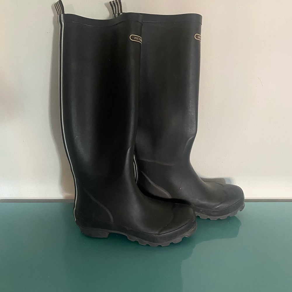 Henri Bendel Tall Rubber Boots Wellies Rear Stripe Pattern